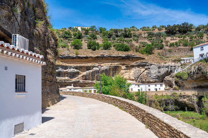 Setenil de las Bodegas。典型的安达卢西亚村庄，白色的房子和街道，房屋建在里约热内卢Trejo上方的岩石上